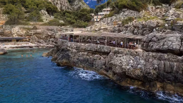 Cala de Deià con niños