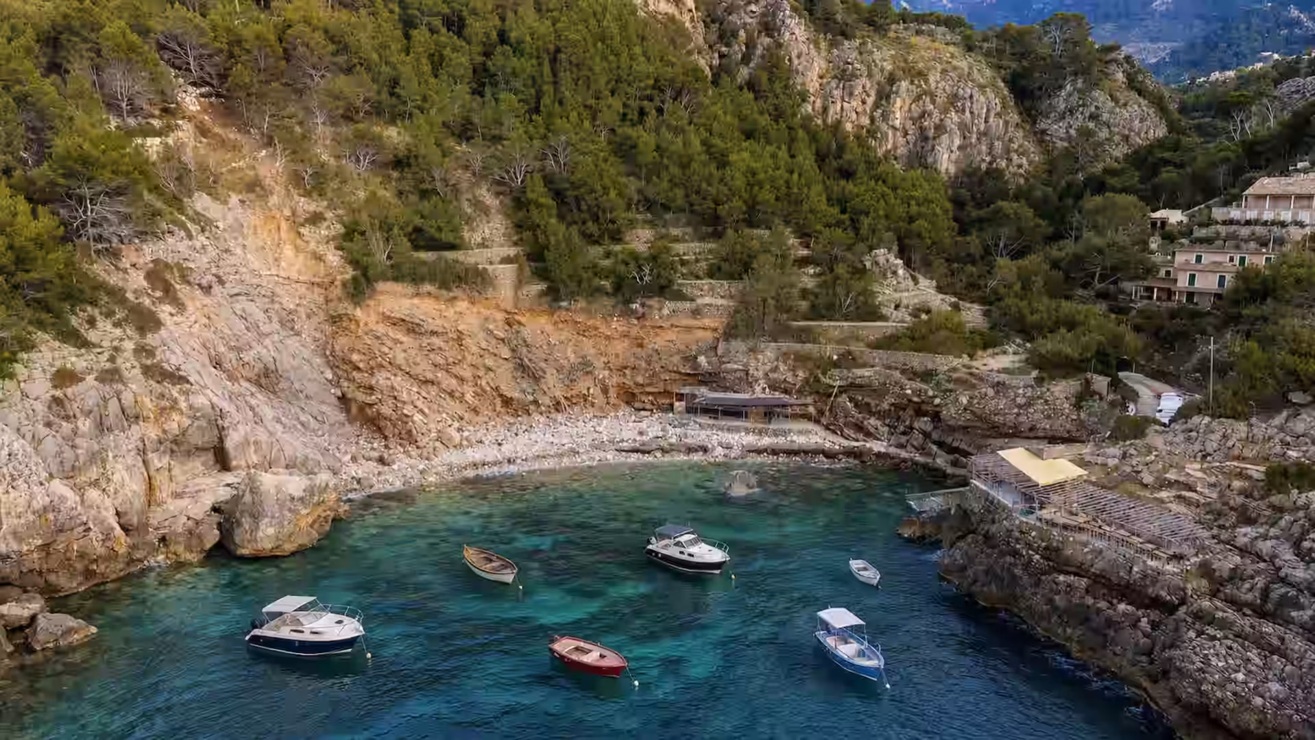 Cala de Deià en familia Cala de Deià en familia